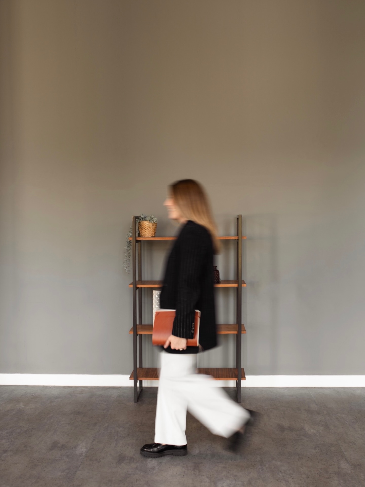 This is how I feel lately 👆🏼 speed-walking between client galleries and coffee refills. Playing catch-up with my to do list after all the snow days, holidays, and teacher work days. Please tell me I’m not the only one who has like 47 tabs open? 🫠